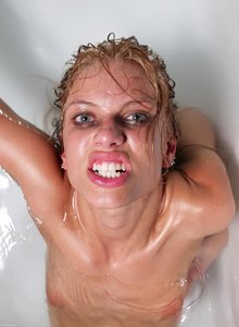 Evi Crazy Bath_2007-07-22_155_3000 (x157)40rah77tyv.jpg