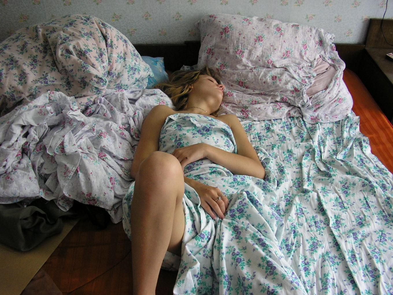 Голая Инна штурмует мамину кровать