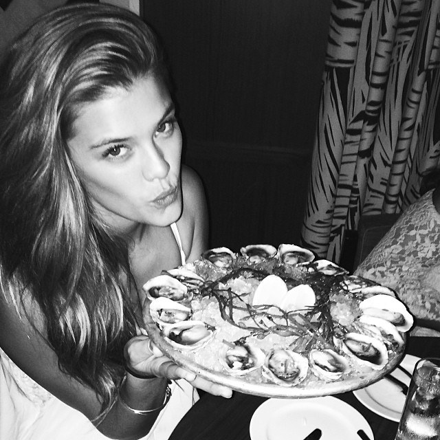 Nina_Agdal_--_Mix_Of_Social_Network_011.jpg