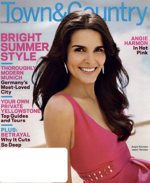 Angie_Harmon_--_MAG___Town___Country_001.jpg